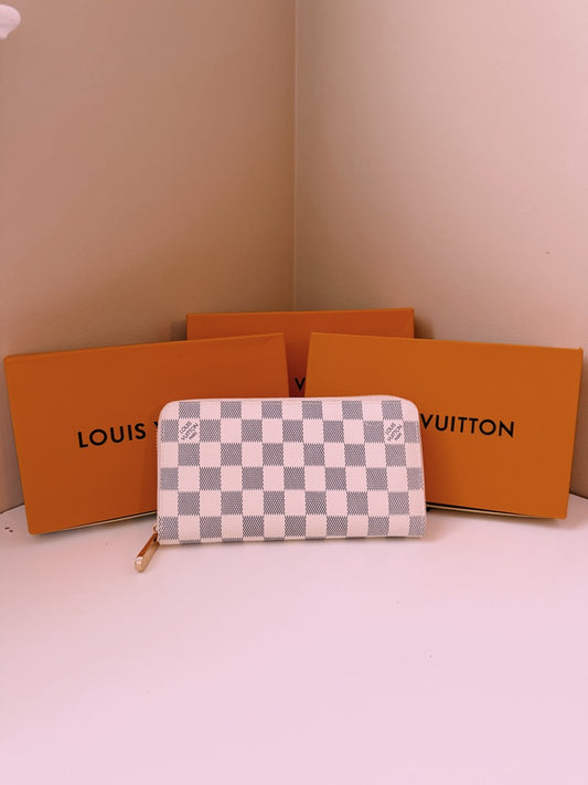 The White Lily Zip Up Wallet